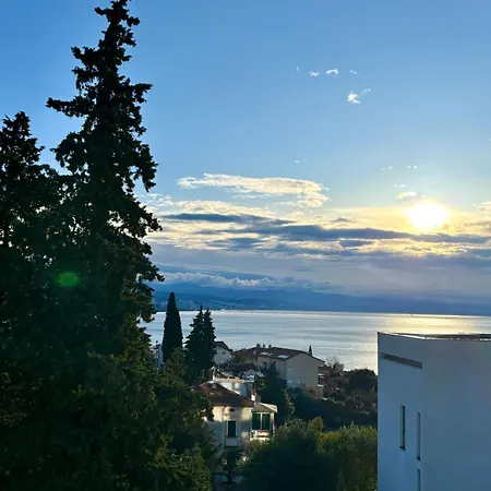 Daire Golden Sunrise With The Swimming Pool *